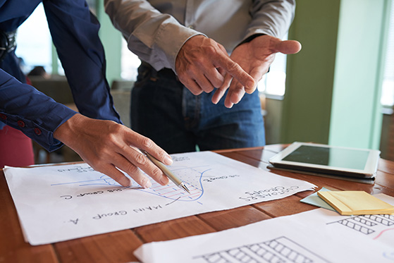 Команда обсуждает проект — консалтинг